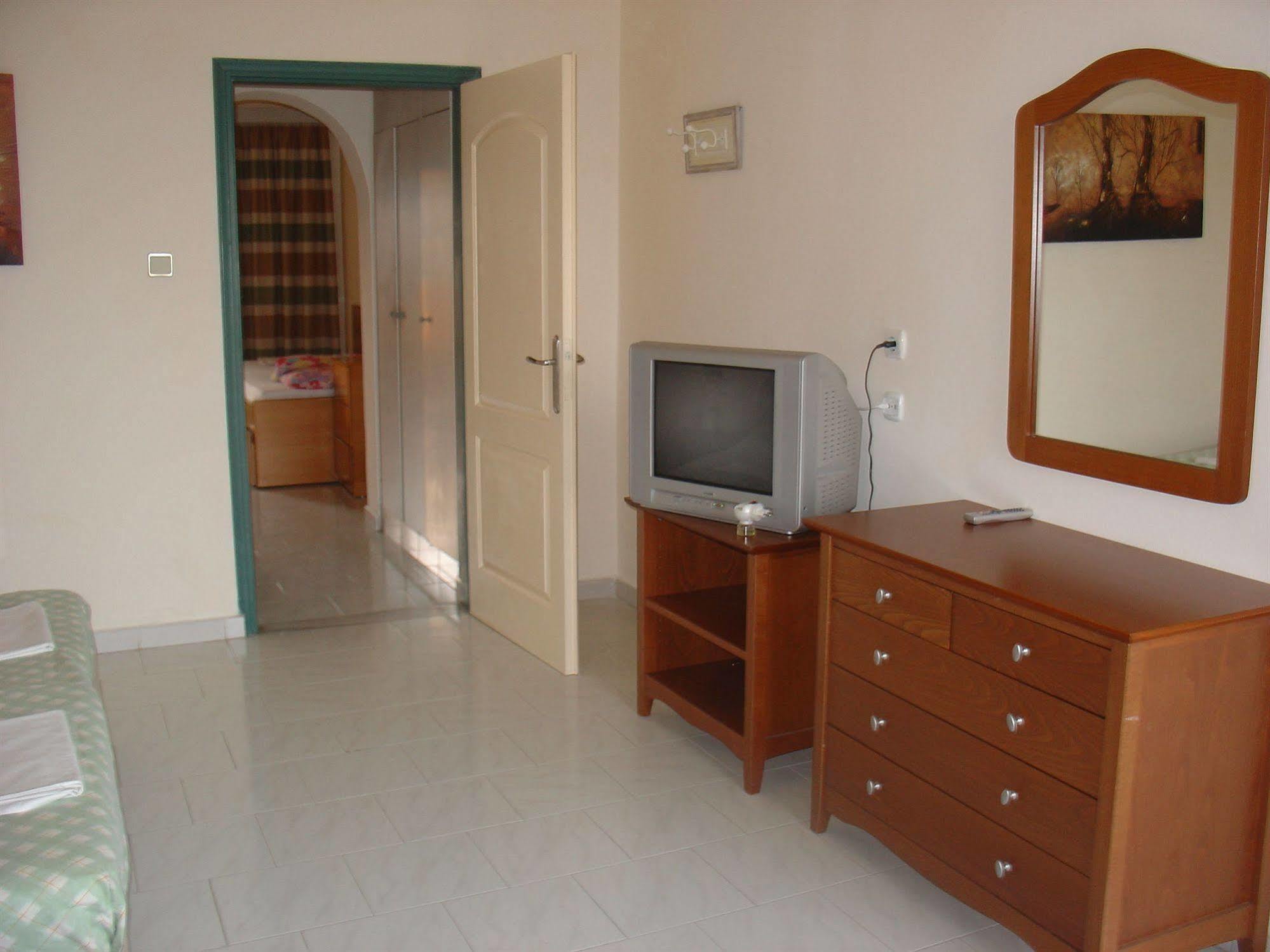 Lyristis Dinos Studios & Apartments Faliraki Buitenkant foto